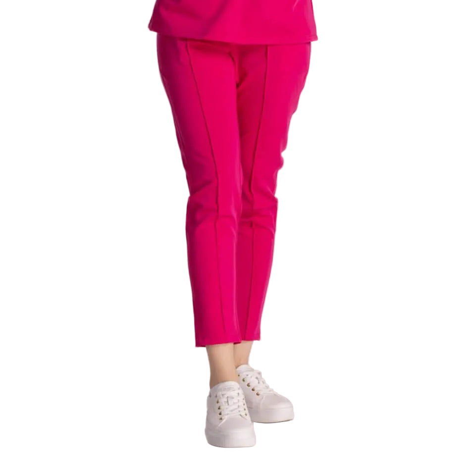 Pantaloni Medicali Elastici Elise în culoare roz, combinați cu pantofi sport albi, oferind stil și confort.