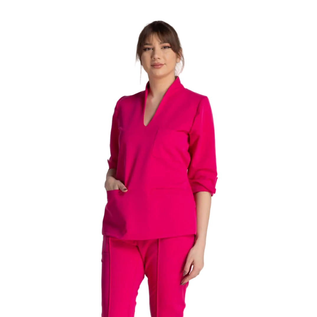 Bluza Elastica Elise, bluză medicală roz, elegantă și funcțională, perfectă pentru un look profesionist.
