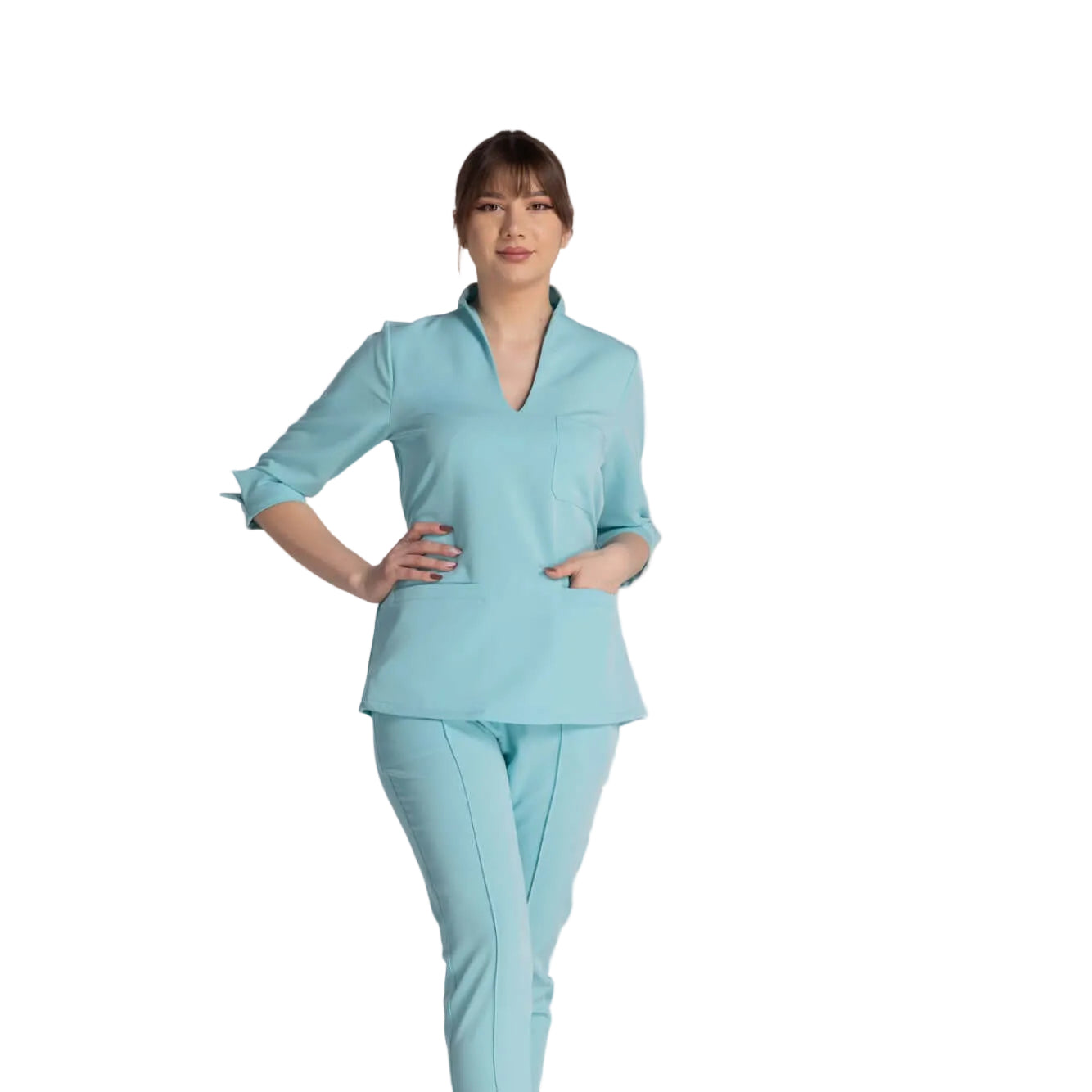 Bluza Elastica Elise, bluză medicală elegantă și funcțională, purtată de model într-o culoare albastru deschis.