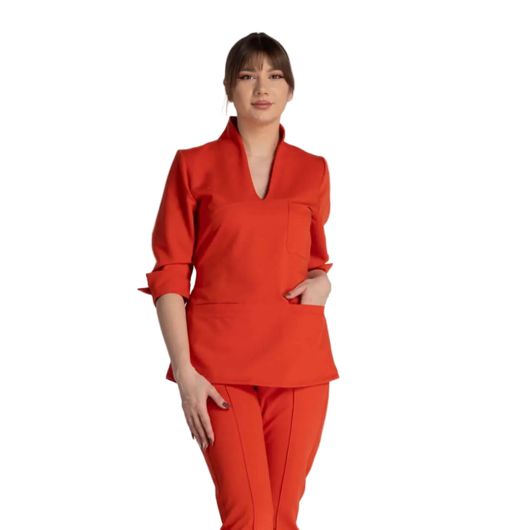 Bluza Elastica Elise in culoare roșie, cu design sofisticat și funcțional, ideală pentru profesioniștii medicali.