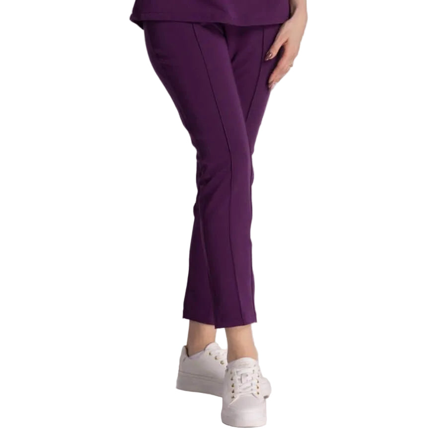 Pantaloni Elastici Elise purtati cu o bluză mov, ideal pentru un look elegant și confortabil la birou.