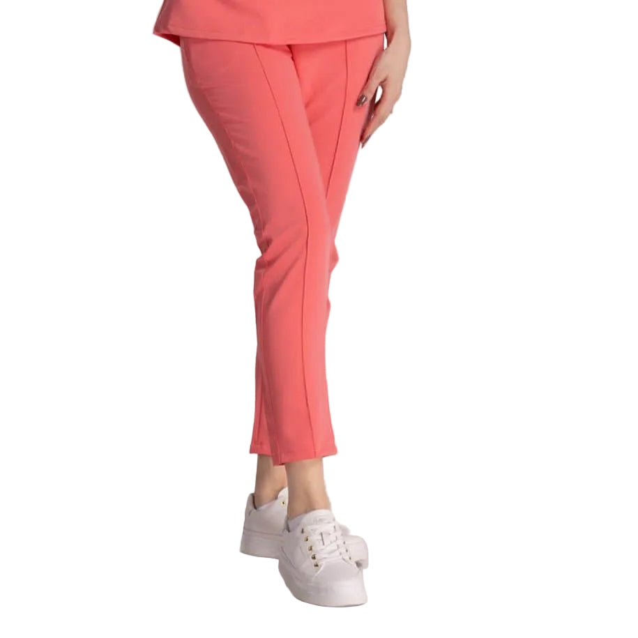 Pantaloni Elastici Elise în nuanță corai, confortabili, asortați cu adidași albi, ideal pentru un look profesional.