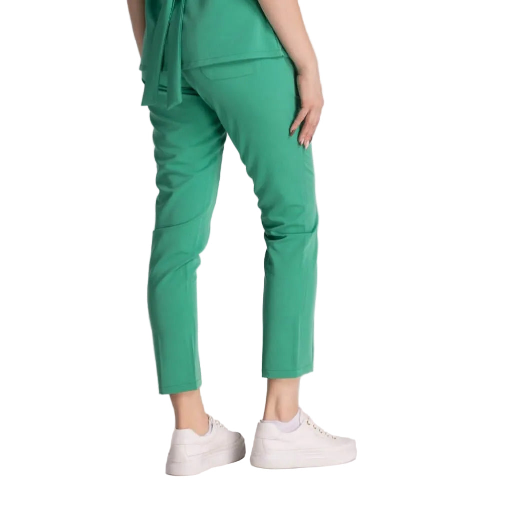 Pantaloni Medicali Elastici Elise in verde, oferind confort si stil in mediul de lucru.