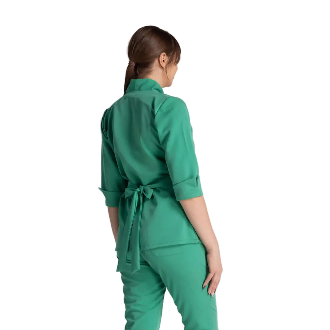 Bluza Medicala Elastica Elise - imaginea arată spatele unei femei purtând o bluză medicală verde cu pantaloni asortați.