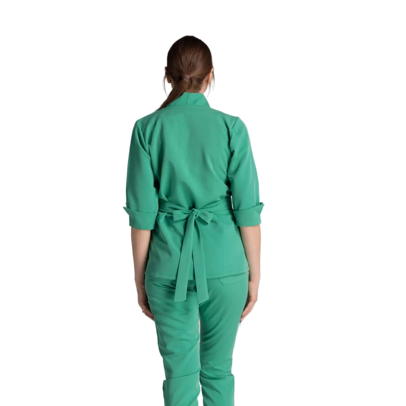 Bluza Medicala Elastica Elise - femeie îmbrăcată în bluza medicală verde, cu spatele la cameră, detaliu cu fundă
