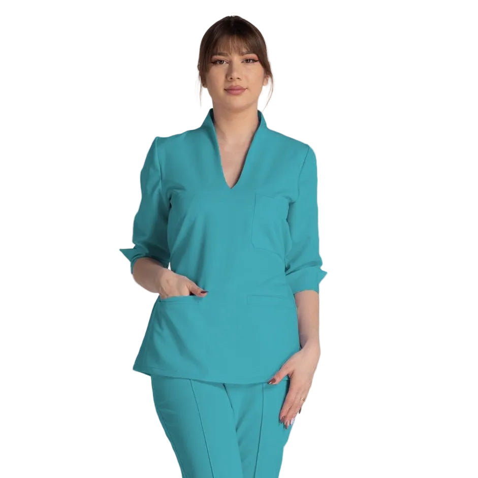 Bluza Elastica Elise - bluză medicală elegantă, cu guler shal și buzunare prietenoase, în nuanță turcoaz.