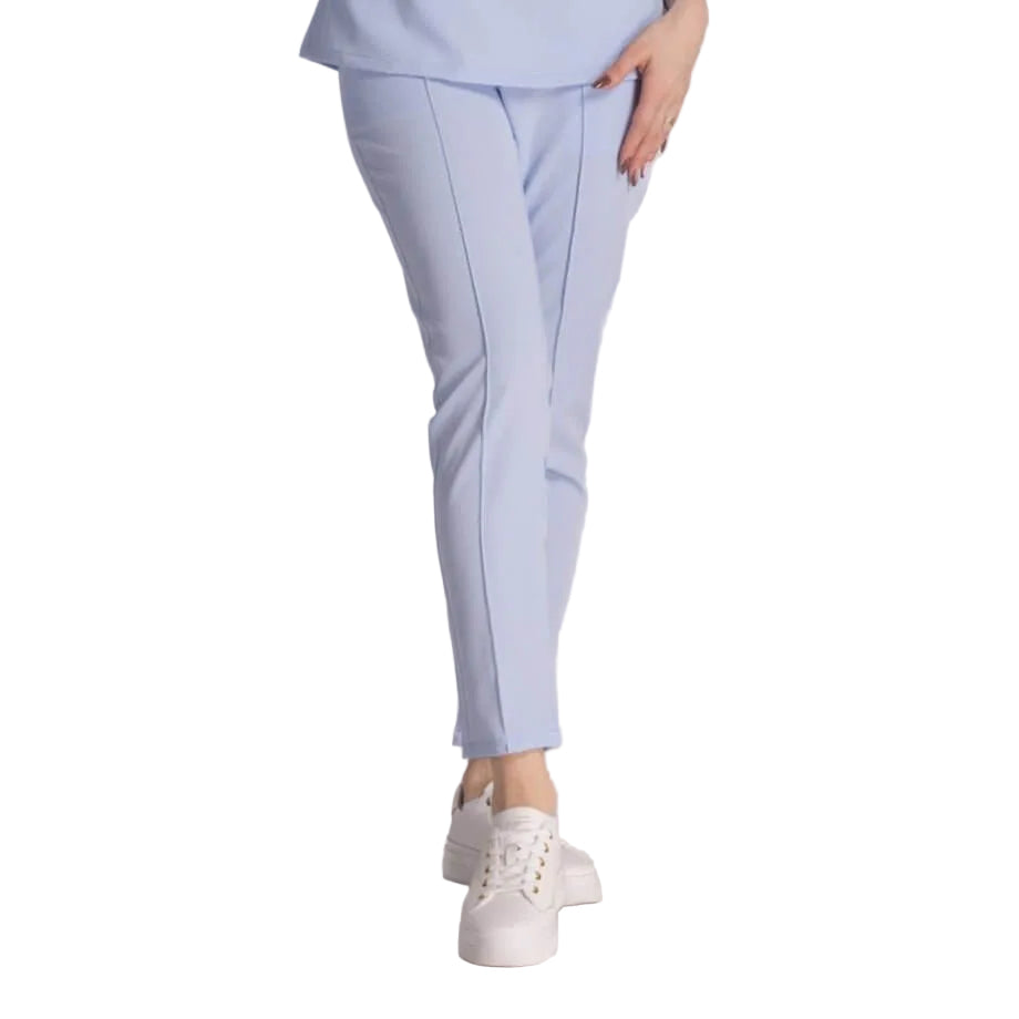 Pantaloni Elastici Elise, purtați de o femeie, design elegant, confortabili, în nuanța albastru deschis.