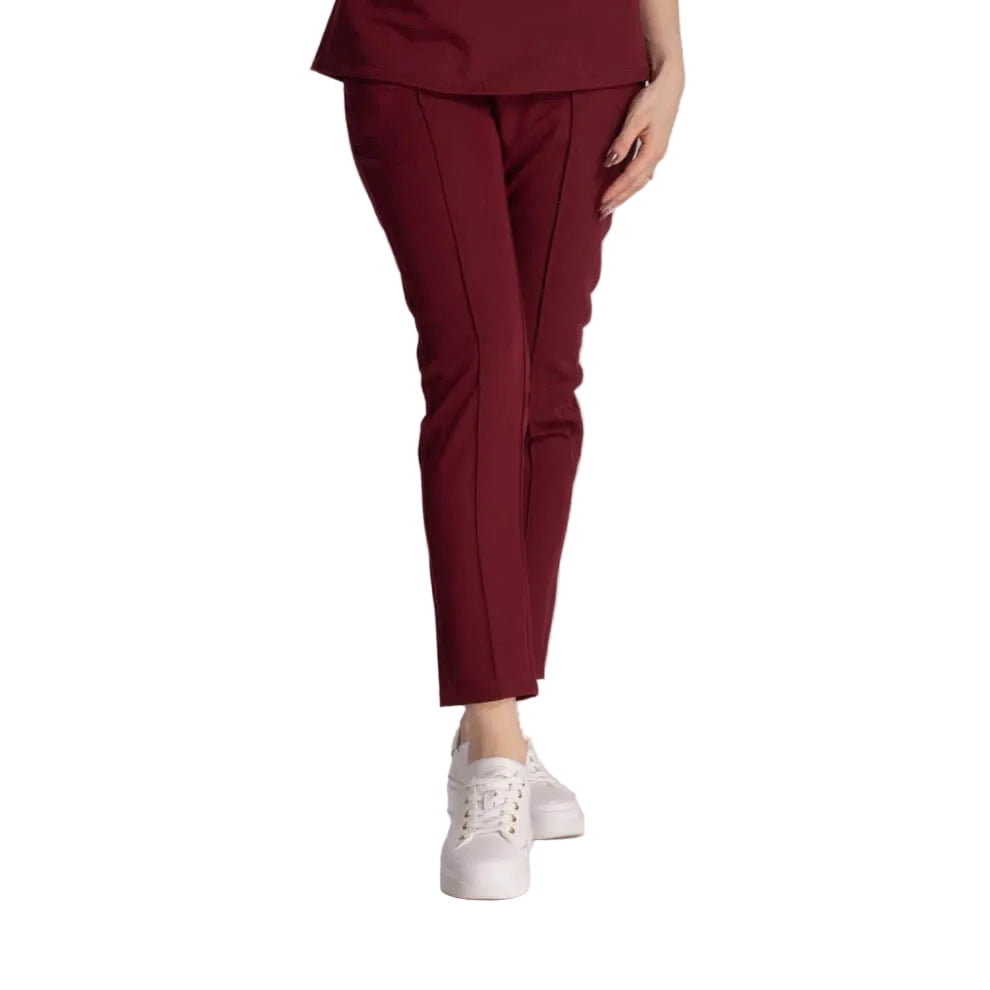 Pantaloni Elastici Elise în culoare burgundy, confortabili și eleganți, perfecți pentru un mediu profesional.