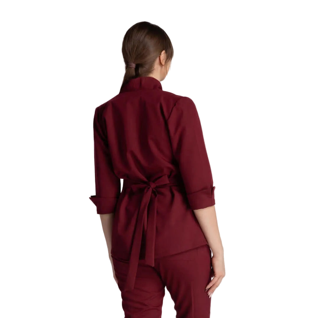 Bluza Elastica Elise - vedere din spate, design elegant cu cordon ajustabil, culoare burgundă pentru profesioniștii medicali.