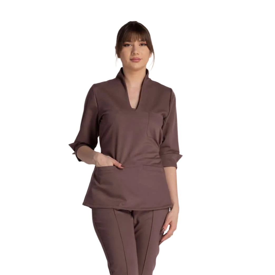 Bluza Elastica Elise - bluză medicală elegantă cu guler shal și buzunare refilet, perfectă pentru profesioniștii din domeniu.