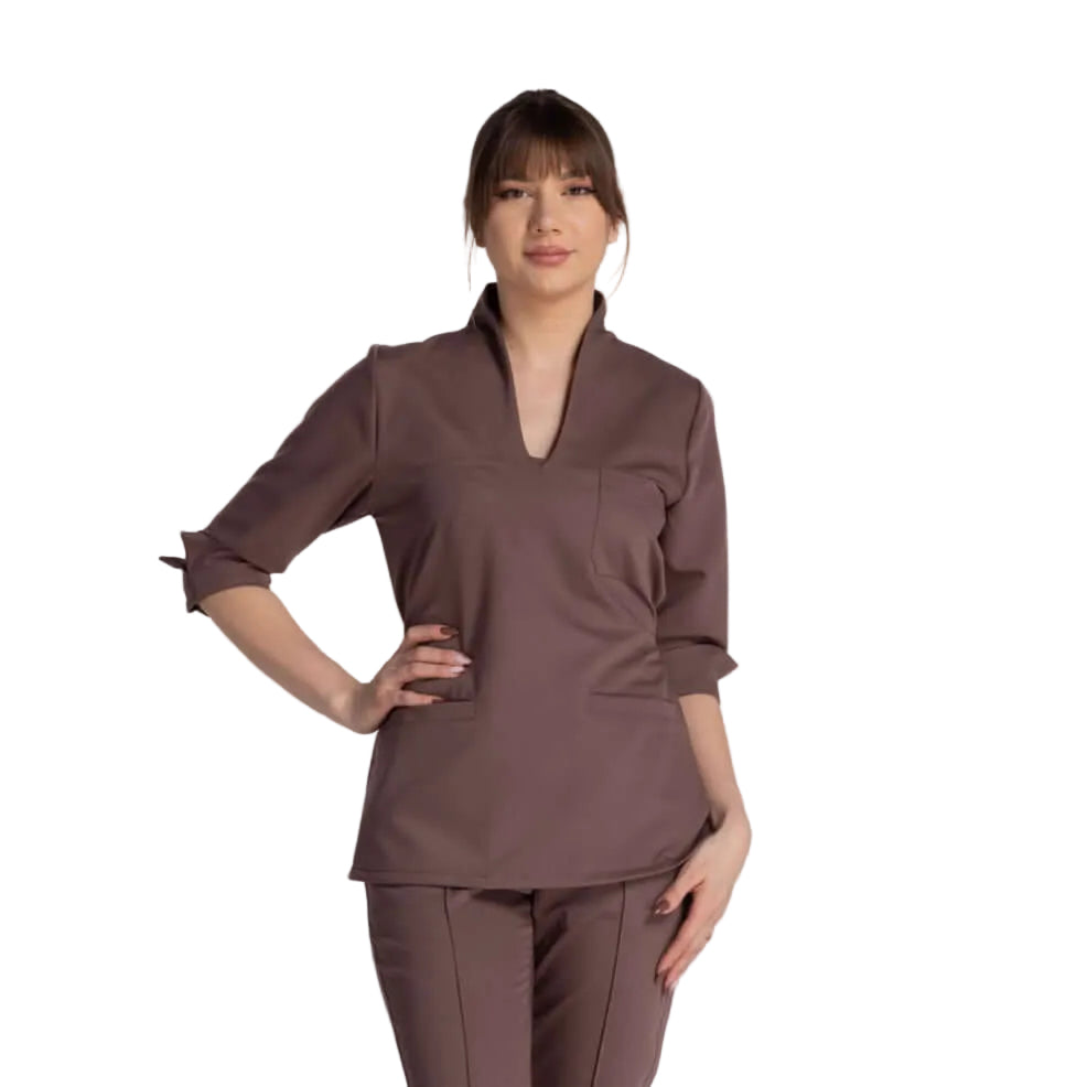 Bluza Elastica Elise - bluza medicala eleganta cu guler shal si buzunare refilet, ideal pentru profesioniștii din domeniu.