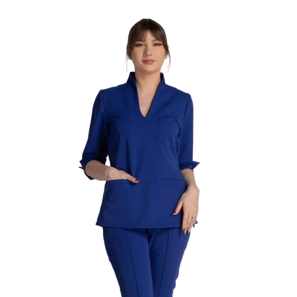 Bluza Elastica Elise - bluză medicală elegantă cu guler shal și buzunare pentru instrumente.