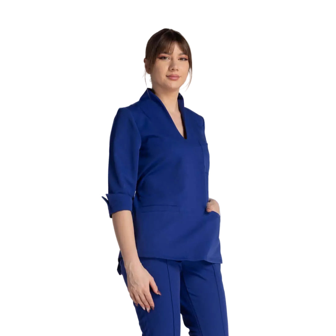 Bluza Elastica Elise - bluză medicală albastră cu guler shal și buzunare pentru instrumente.