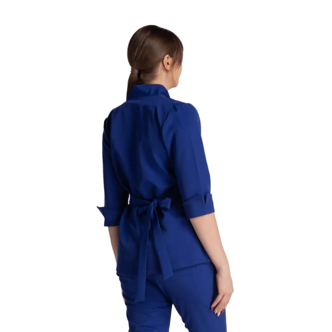 Bluza Elastica Elise - bluză elegantă cu guler shal și cordon ajustabil, ideală pentru profesioniștii medicali.